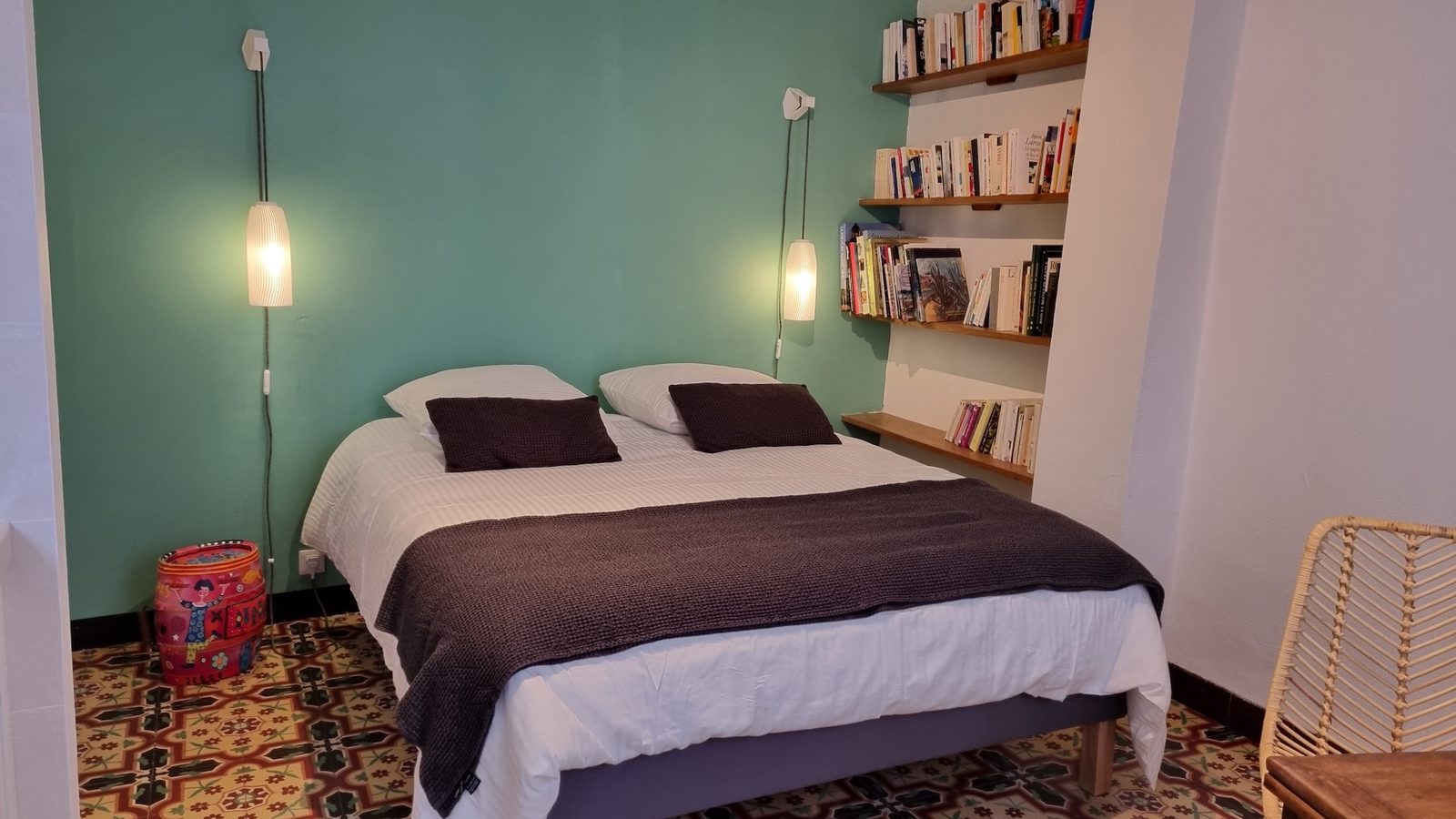 Chambre climatisée avec lit queen size et bibliothèque