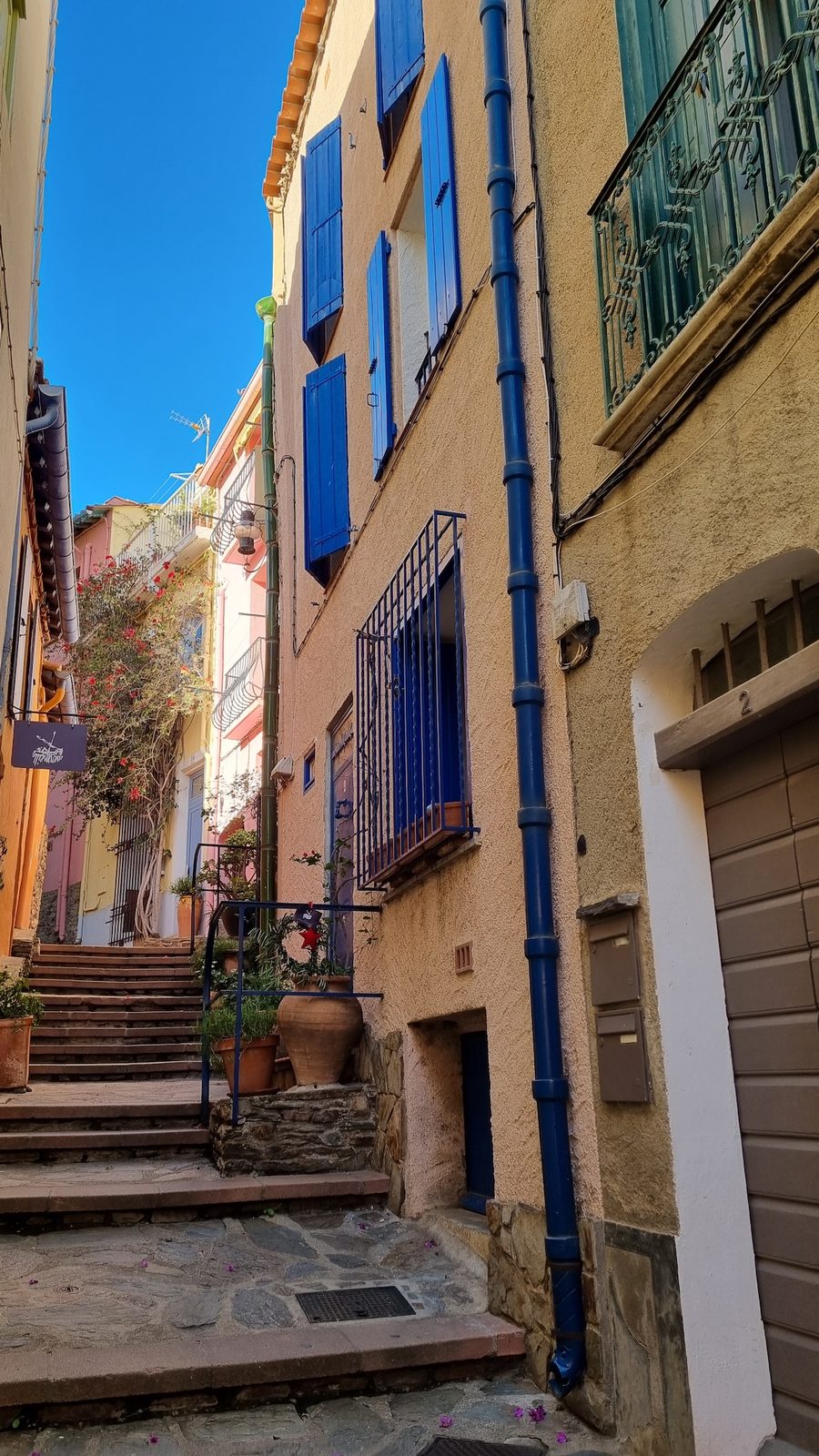 Ruelle en escalier du quartier du Mouré, à Collioure