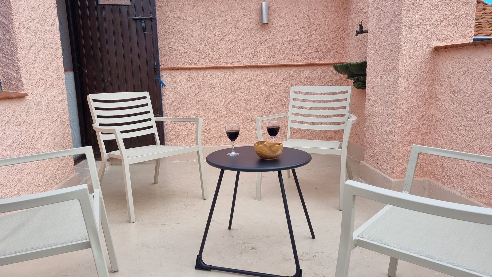 La terrasse du troisième étage et son salon de jardin