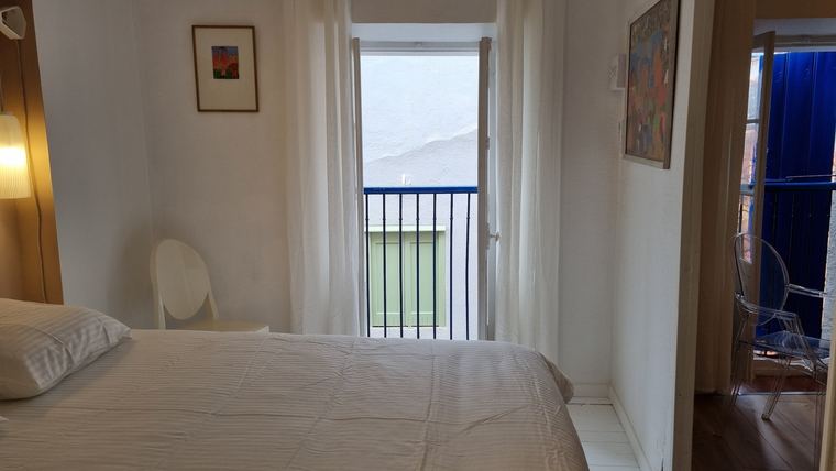 Chambre ouvrant sur une porte-fenêtre