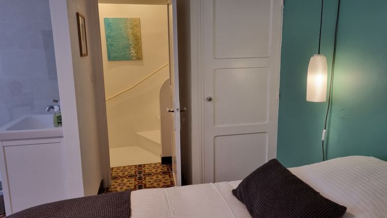 La chambre et sa salle de bain attenante