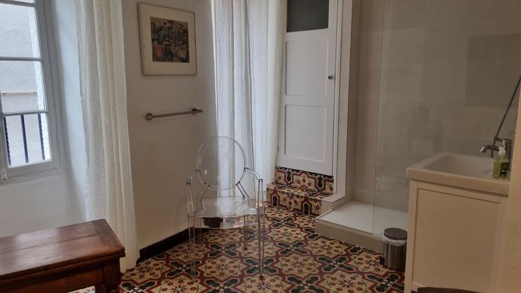 Salle de bain aux carreaux de ciment anciens