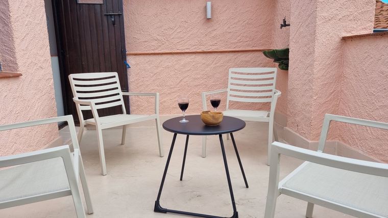 La terrasse et son salon de jardin