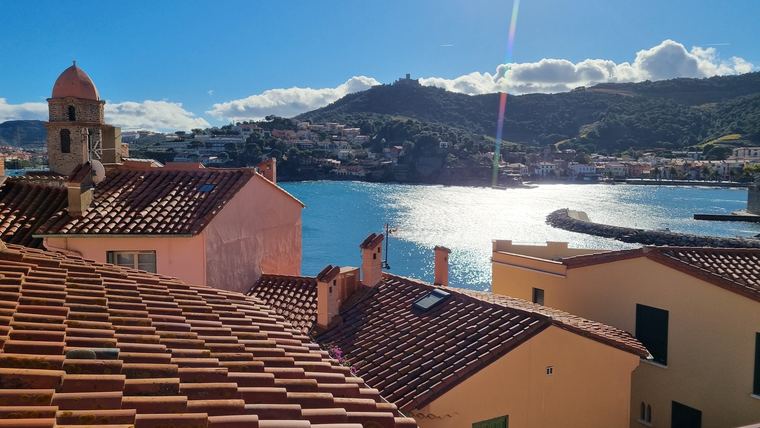 Le clocher de Collioure vu depuis les toits